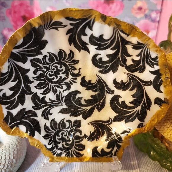 DECOUPAGE BLACK STYLE DESIGN ON SCALLOPED SHELL - Picture 2 of 2